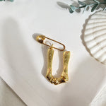 Initial brooch U nz